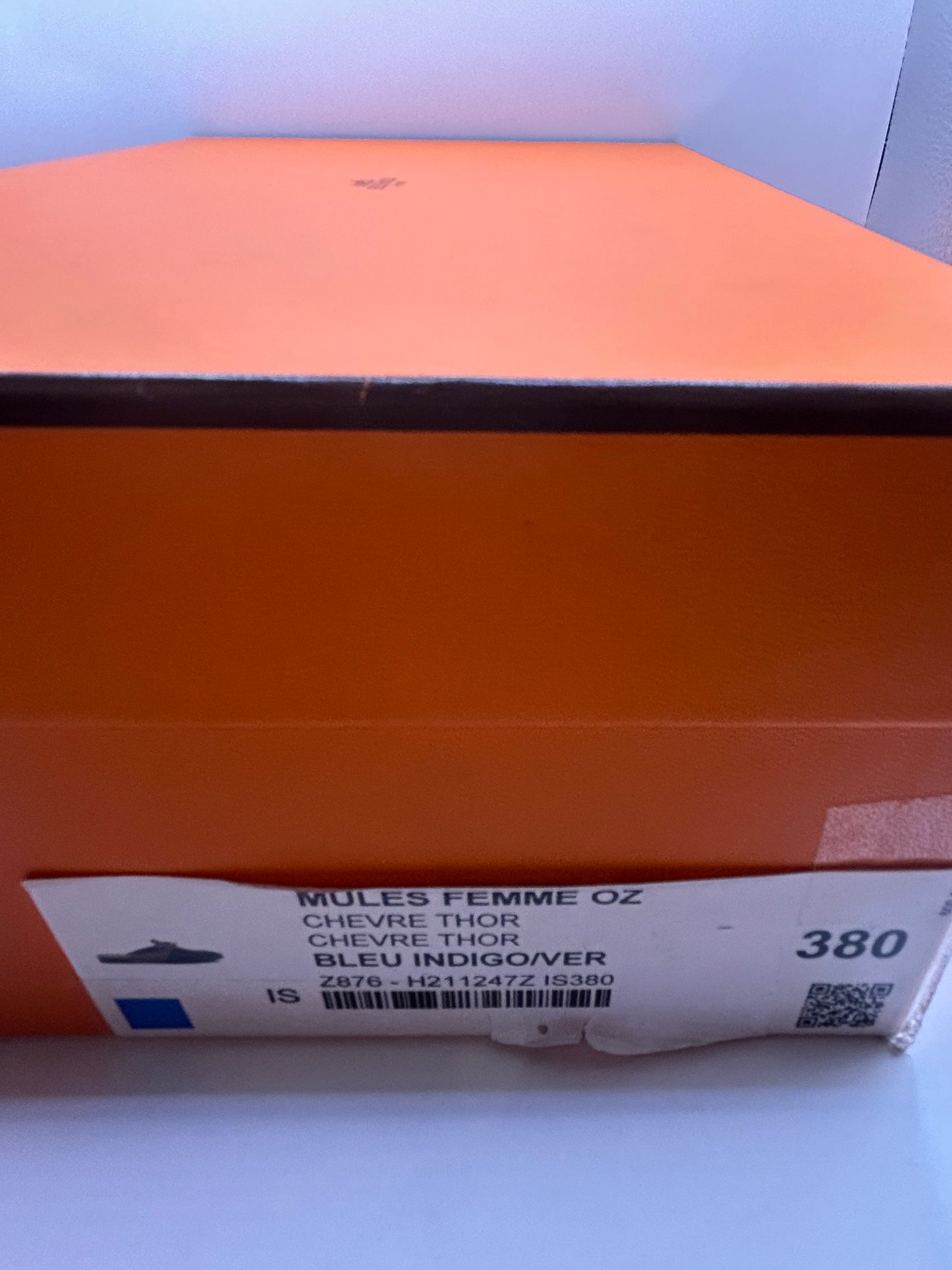 Hermès Oz mules in leather with a
Kelly buckle