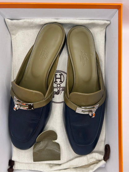 Hermès Oz mules in leather with a
Kelly buckle