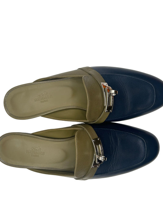 Hermès Oz mules in leather with a
Kelly buckle