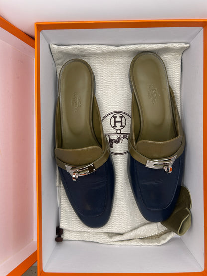 Hermès Oz mules in leather with a
Kelly buckle