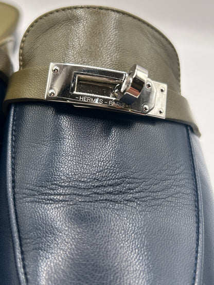 Hermès Oz mules in leather with a
Kelly buckle