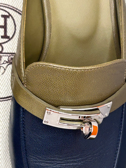 Hermès Oz mules in leather with a
Kelly buckle