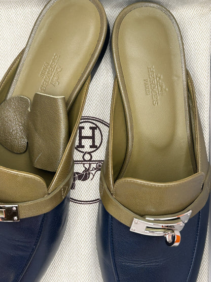 Hermès Oz mules in leather with a
Kelly buckle