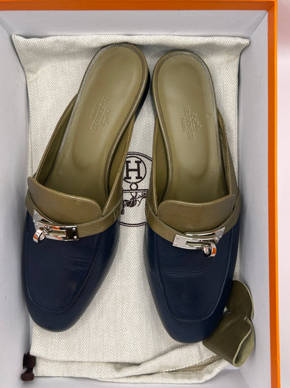Hermès Oz mules in leather with a
Kelly buckle
